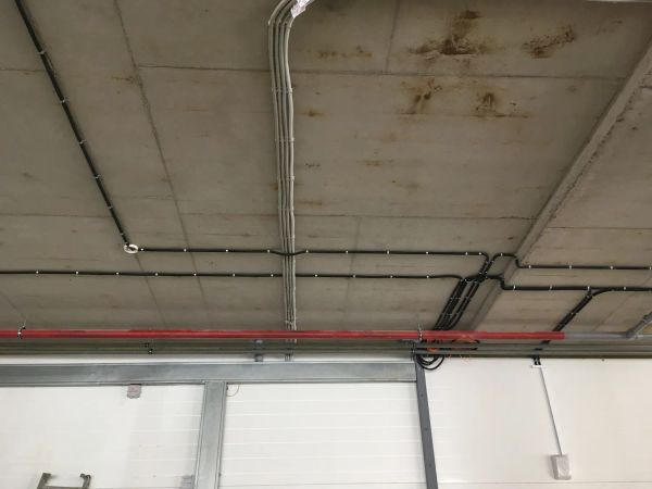 Монтаж кабеля по потолку, углы 90°