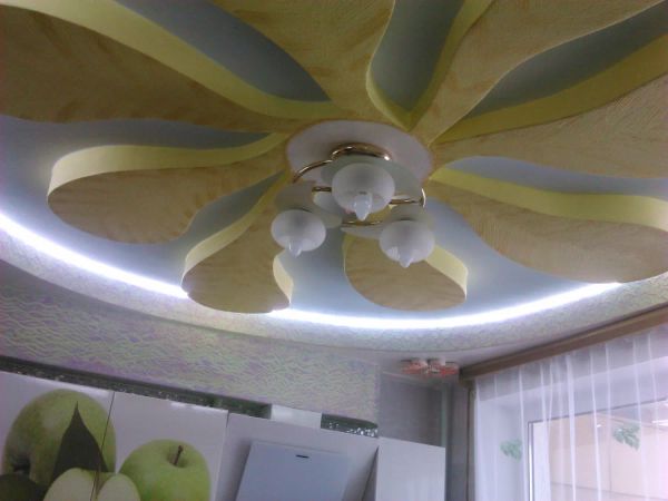 Потолок многоуровневый «цветок», декоративная штукатурка деталей 
