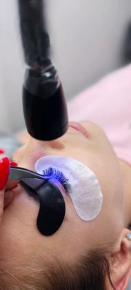 LED-наращивание ресниц.

Все происходит также, как и раньше, просто клей сохнет под специальной led лампой.

Преимущества:
-снижает риск аллергии у мастеров и клиентов на 80% ( именно снижает, а не исключает полностью)
-обеспечивает максимально длительную носку ресниц ( в среднем носка увеличивается на 1-2 недели)
-никаких склеек
-сокращает скорость работы без потери качества 
-комфорт после процедуры ( после наращивания можно сразу идти в сауну, купаться, загорать, в душ и тд)

Глаза защищаются 