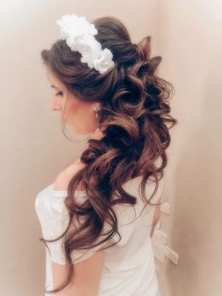 Свадебная прическа (греческая коса) на длинные густые волосы.