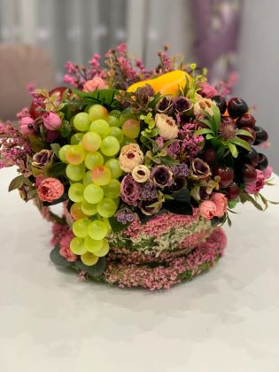 Искусственная композиция из цветов и фруктов!