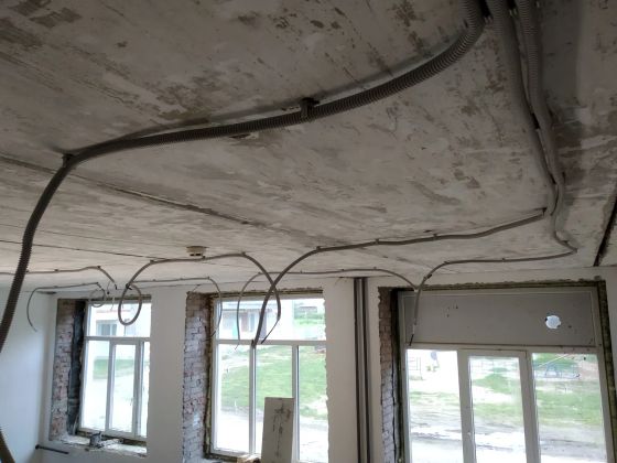 Монтаж кабеля на свет, под навесным потолком