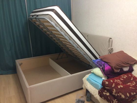Кровать с подъёмным механизмом 