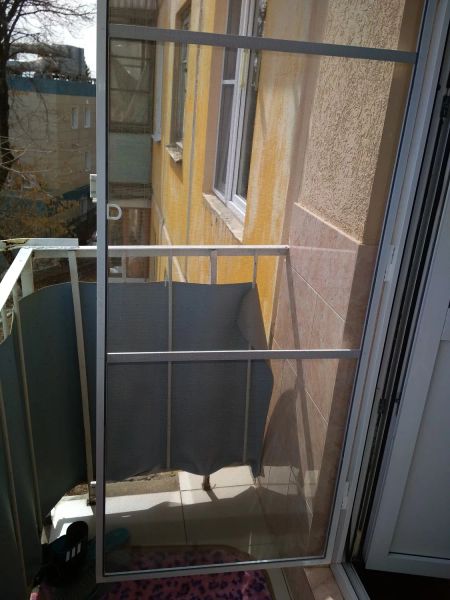 Установка маскитной сетки на балконную дверь