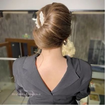 Стильная изысканная причёска-ракушка для самых взыскательных невест , да и просто на любое мероприятие.