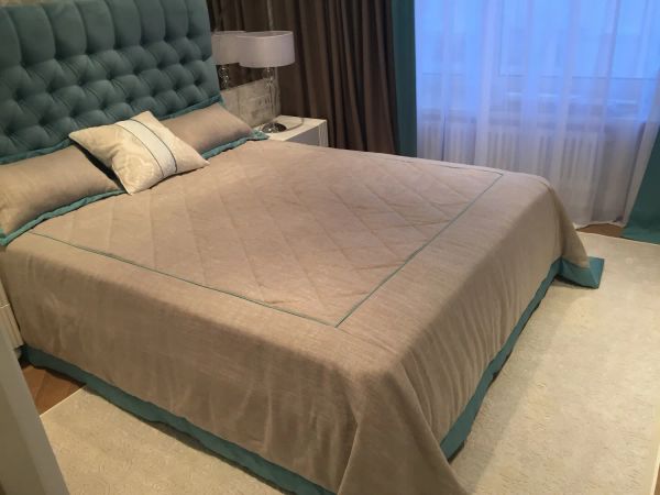 Оформление текстилем спальни в современном классическом стиле. 