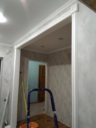 Визуальное выравнивание стен в прихожей, монтаж полиуретановой арки, шпаклёвка, поклейка обоев, покраска арки.