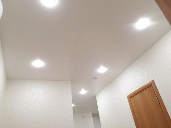 сатиновый пвх потолок в коридоре, с точечными светильниками GX53   