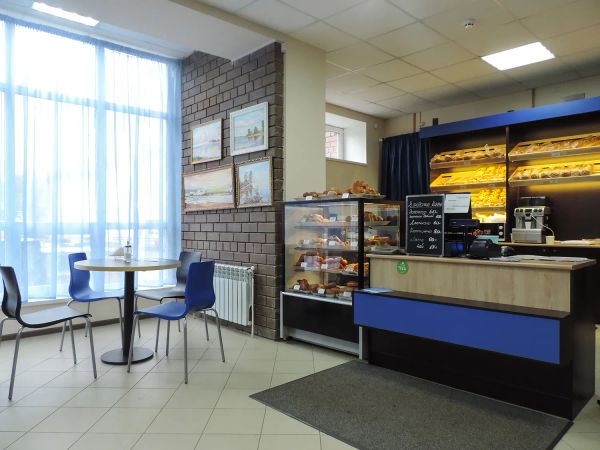 Фотография реализованного по дизайн-проекту хлебного магазина прилавочного типа, с зоной кафетерия. Магазин расположен в городе Углич, Ярославской обл.