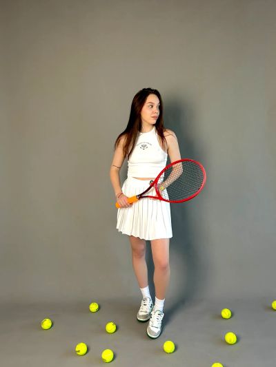 Две теннисистки соревнуются в большом теннисе на корте.