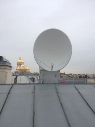 Монтаж антенны 0.9м. на крыше в центре Санкт-Петербурга.