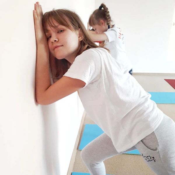 Детская коррекционная йога для профилактики и лечения плоскостопия, правильной осанки.