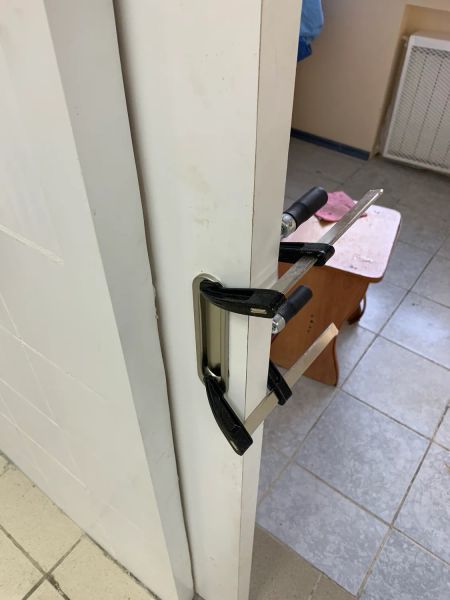 Установка дверной ручки в откатную дверь 