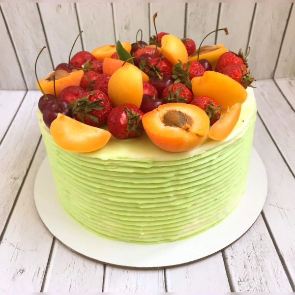 Торт с фруктовым декором