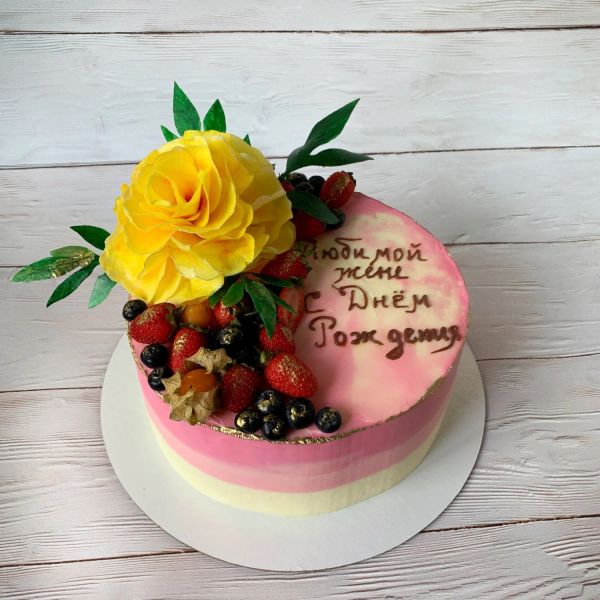 Торт с ягодным декором и вафельными цветами
