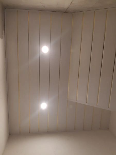Реечный  потолок, пласт.панел(Коттеджи, под лестницей. 