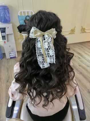 Парикмахеры создают стиль, уложивают локоны и формируют образ в салоне.