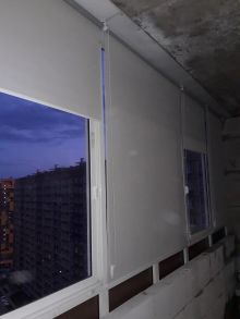 Наша работа – рулонные шторы-мини, ткань – скрин серый, с креплением к потолку, отлично подходит для балкона с раздвижными створками