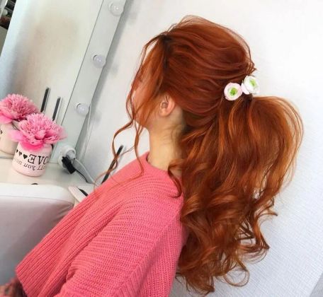 Парикмахеры создают стильную прическу для клиента