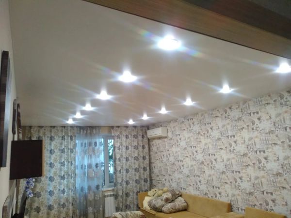 Натяжной потолок с точечным освещением 