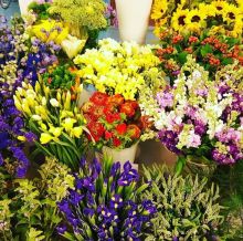 В ассортименте свежие цветы по доступным ценам. 