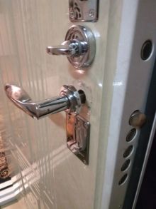 Замена и ремонт фалевых ручек двери