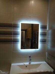 Зеркало с подсветкой и подогревом в ванной комнате