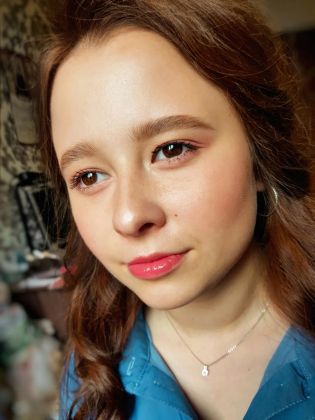 Нежный, легкий нюд для дувушки подростка. Неяркий, подчеркивает естественную красоту и освежает лицо