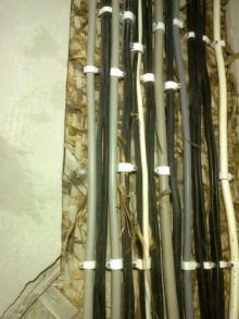 Монтаж кабелей по дранке в штробе