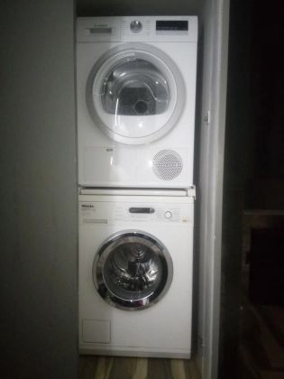 Установка стиральной машины и сушилки во встроенный шкаф, удобно и компактно.