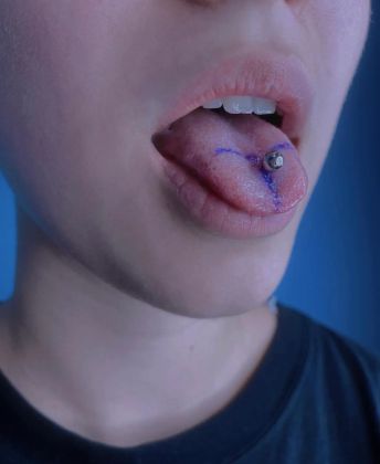Пирсинг губ в фокусе: стильный металл.
