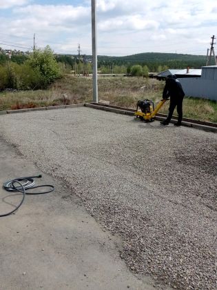 Устройство придомой территории, установка газона
