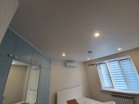 Натяжной потолок в спальне. Матовый, одноуровневый, с встроенными светильниками