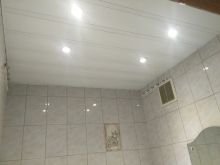 Монтаж реечного потолка и осветительных приборов