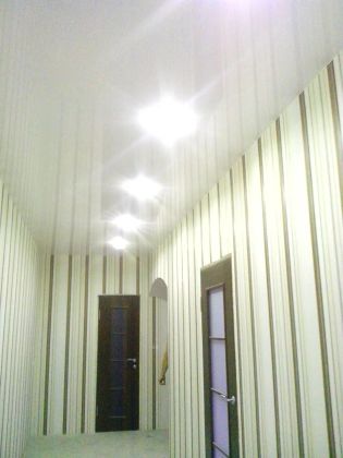 натяжной потолок и встроенные светильники