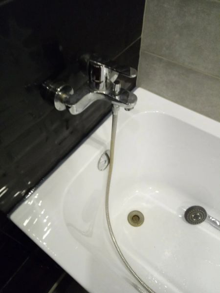 Герметизация ванны. Обработка стыков ванна- стена, санитарным силиконом. 