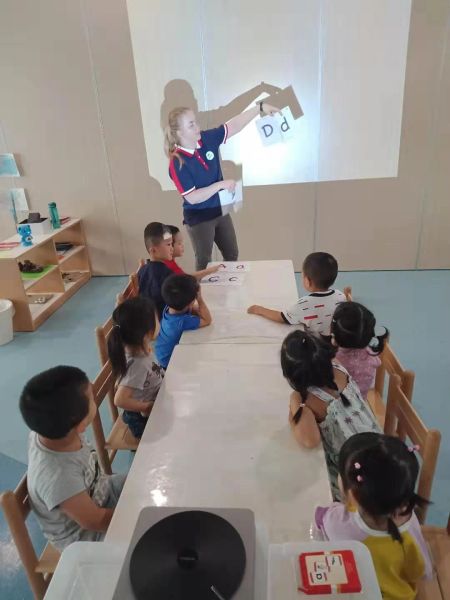 Работа учителем английского языка  в детском саду Пекина 