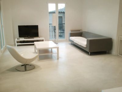 Пол из микробетона и микроцемента в квартире