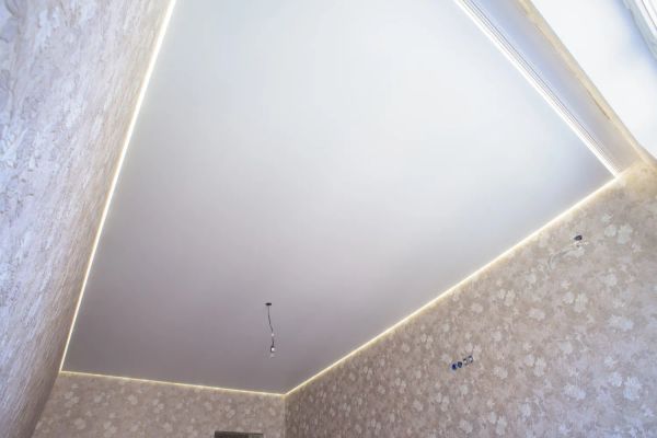 Алюминиевый карниз под штору в подсветкой и парящий потолок.