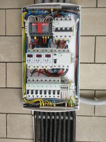 Щит Schnider Electric Easy9 на 36 модулей для переключения подачи питания между городской сетью и резервным генератором. Установка в гараже