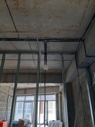 Прокладка кабелей по бетону, и распайка соеденительной коробки