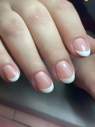 Ухоженные ногти с нежным розовым маникюром