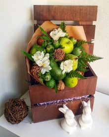 Букет из авокадо, фейхоа и яблок, для декора шишки и альстромерии