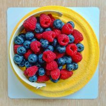 Муссовый торт манго-малина
Декор: свежие ягоды, бельгийский шоколад