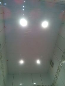 Монтаж реечного потолка, установка светильников