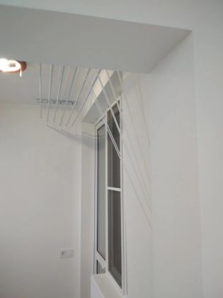 На лоджии в 6 кв.м было произведено визуальное выравнивание стен штукатурным раствором, выравнивание откосов и дверных проемов с установкой малярного уголка, окрашивание стен