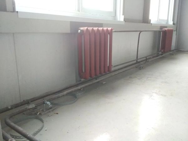 Монтаж чугунных радиаторов отопления. Обвязка стальной водогазопроводной трубой методом электросварки.