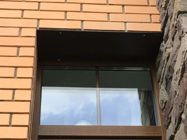 Установка и утепление верхних отливов окна
