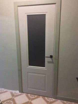 Монтаж межкомнатных дверей с покраской наличников в цвет напольного плинтуса.