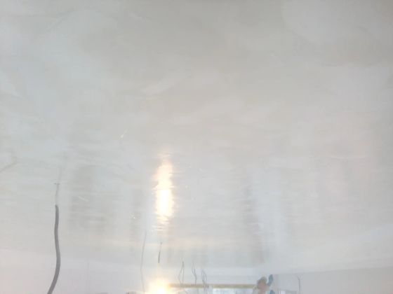 Декоративная покрытие потолка в три оттенка с использованием перламутрового колоранта